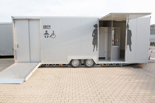 Toilettenwagen 4+1+barrierefreies WC, 910 x 255 cm