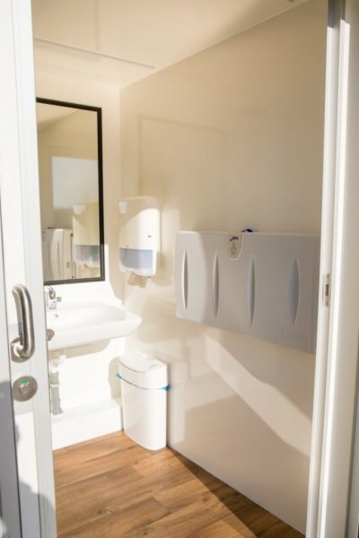 Toilettenwagen 1+1+barrierefreies WC, 520 x 400 cm – Bild 2