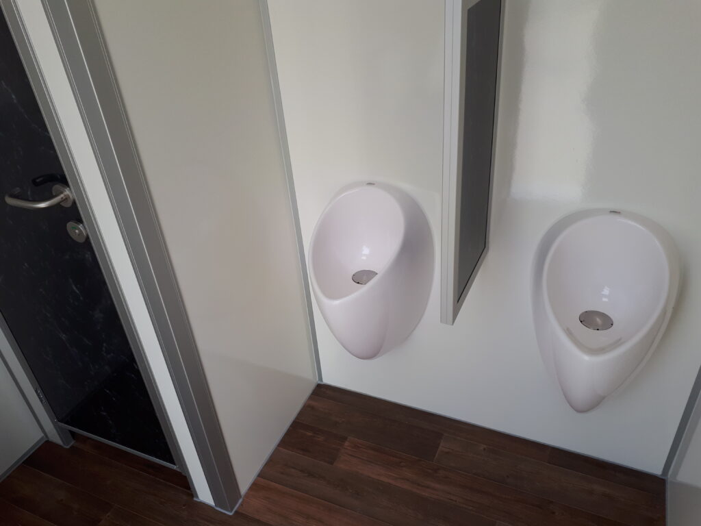 Toilettenwagen 3+1, Autark, 740 x 250 cm – Bild 2