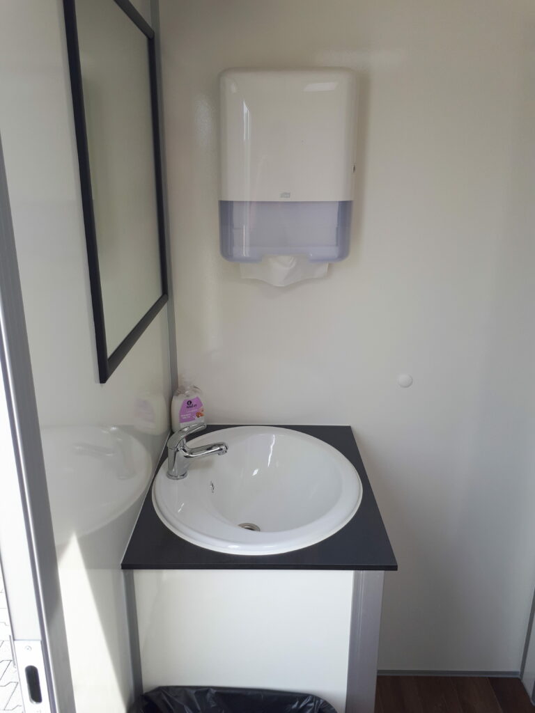 Toilettenwagen 3+1, Autark, 740 x 250 cm – Bild 3