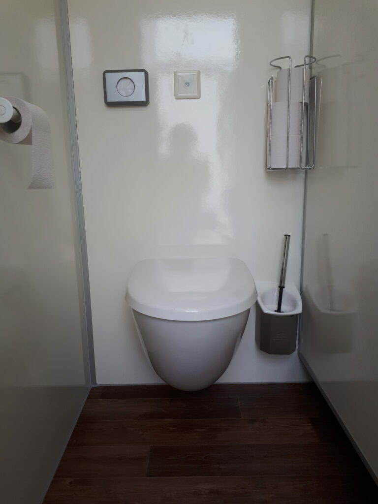 Toilettenwagen 3+1, Autark, 740 x 250 cm – Bild 4