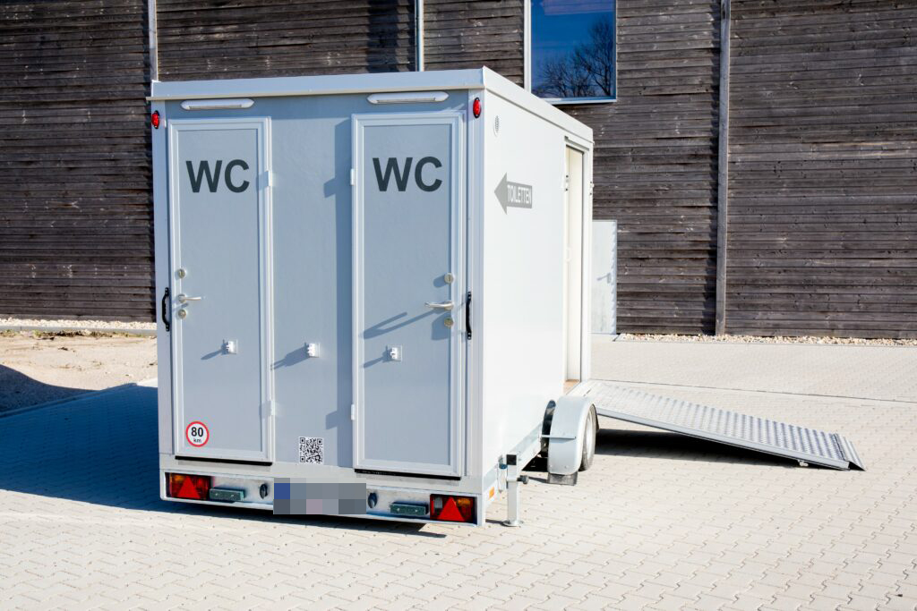 Toilettenwagen 1+1+barrierefreies WC, 520 x 400 cm – Bild 2