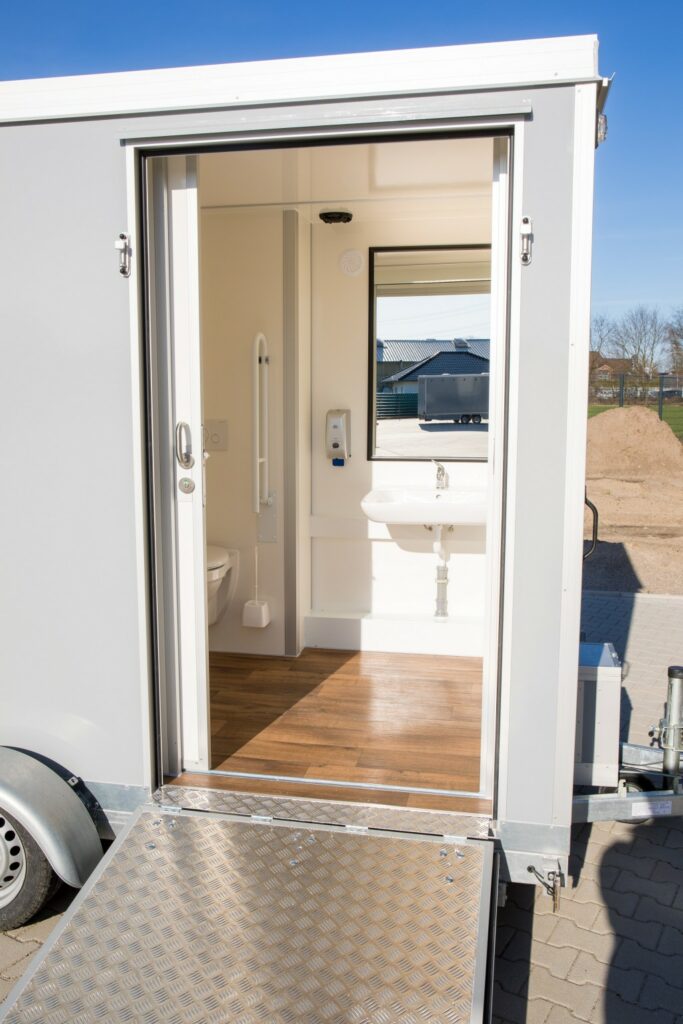 Toilettenwagen 1+1+barrierefreies WC, 520 x 400 cm – Bild 4