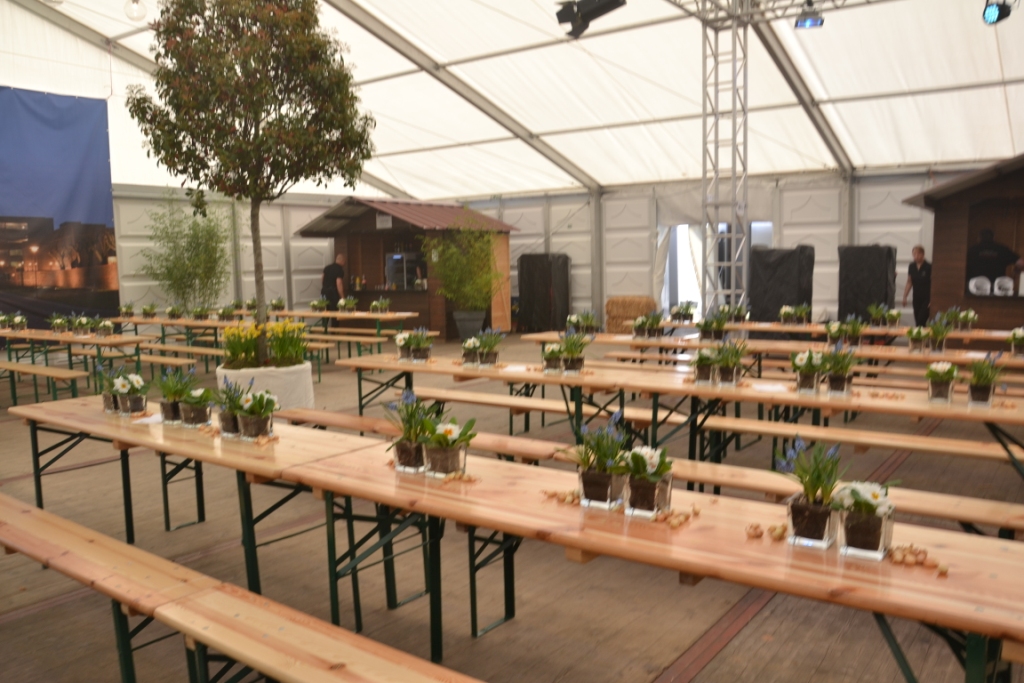Gepflegte Bierzeltgarnituren für Ihre Veranstaltung oder Event in NRW mieten - leihen.