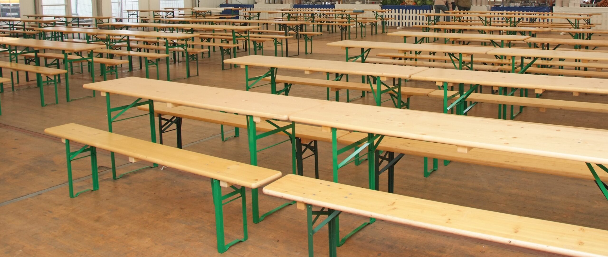 Wir vermieten Festzeltgarnituren oder auch Bierzeltgarnituren in NRW.